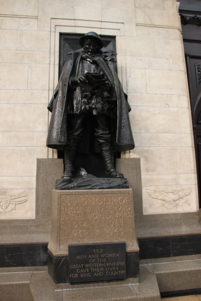 Paddington Train Station,Statues