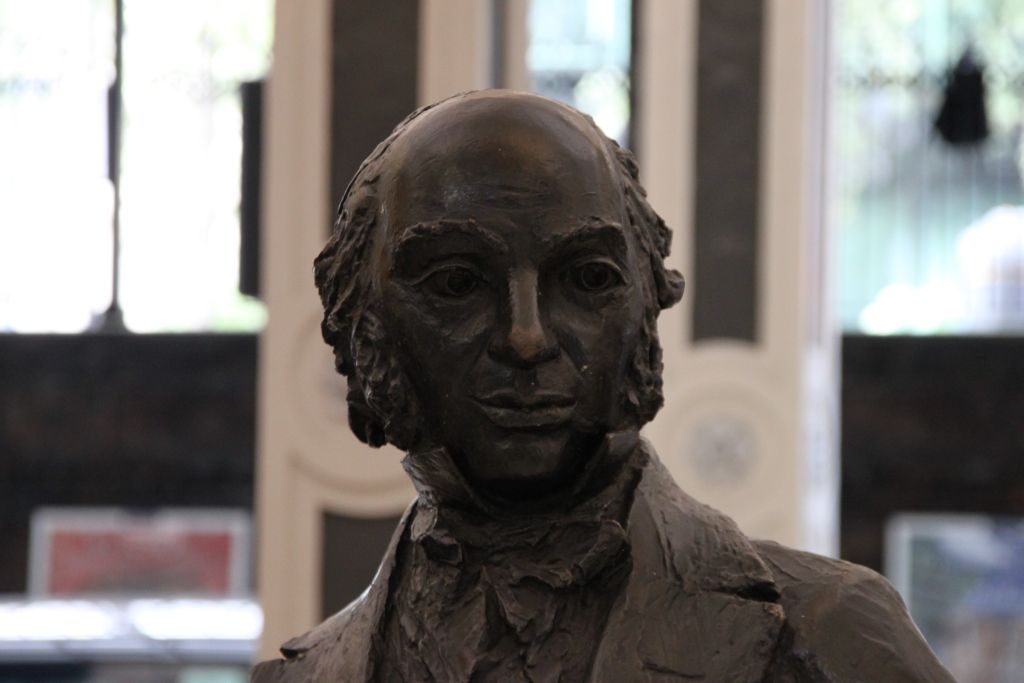 Paddington Train Station,Statues