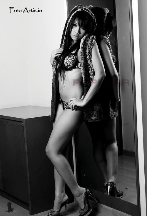 www.menjamah.com - Foto Artis: Model Bella Luna dengan Daleman Serba Hitam